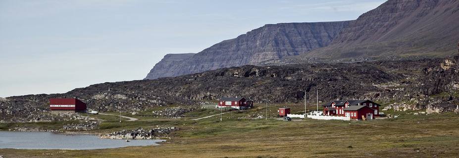 Foto af Arktisk Station, link til ansøgning om ophold