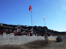 Arktisk Station med blå himmel